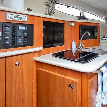 船上ホテル Cozy Ship In 4*